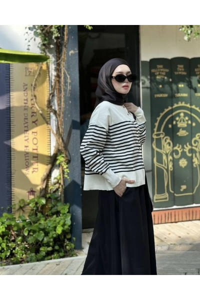 Oversized Striped Cardigan in Black Oversized Striped Cardigan in Black